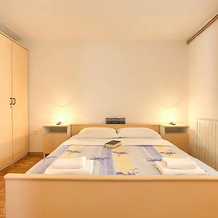 Ivy Apartment *