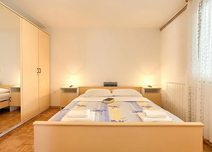 Ivy Apartment *