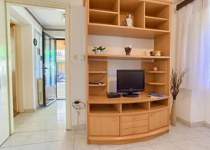 Ivy Apartment *